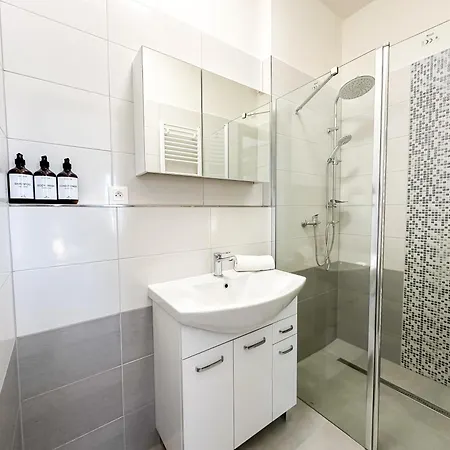 Daire Simcity Vi I Park With Air Con, Garage,balcony And Self Check-in Banská Bystrica